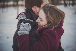 Tutti i benefici di un abbraccio: perché ne abbiamo così bisogno?
